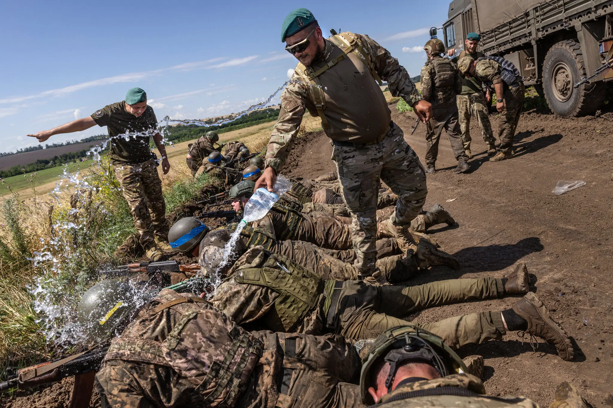 Командир артилерії бризнув водою на своїх морських піхотинців, щоб охолодити їх під час смуги перешкод